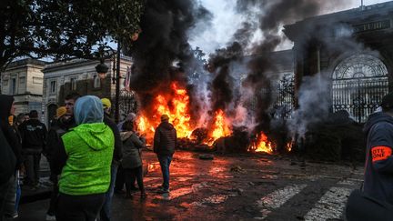 Des agriculteurs ont allumé un feu devant la préfecture du Lot-et-Garonne, à Agen le 24 janvier 2024. (LOÏC DÉQUIER / MAXPPP)