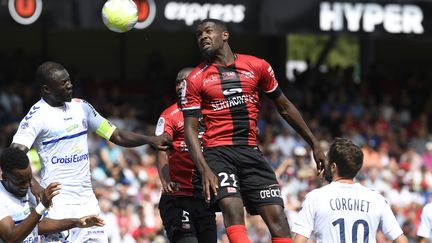 Marcus Thuram reprend de la tête dans la défense de Strasbourg (FRED TANNEAU / AFP)