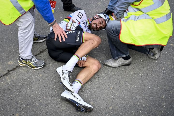 Julian Alaphilippe après sa chute sur le Tour des Flandres, le 18 octobre 2020. (DIRK WAEM / BELGA MAG)