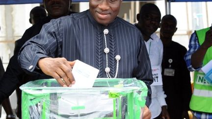 Le président nigérian sortant Goodluck Jonathan votant au scrutin présidentiel le 17 avril 2011 à Otuoke (AFP/PIUS UTOMI EKPEI)