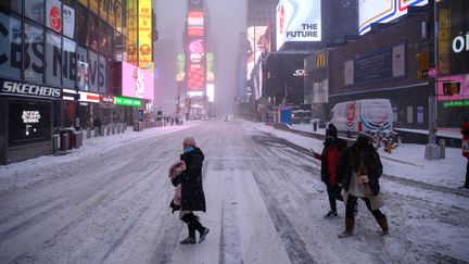 Des piétons à Times Square au cœur de&nbsp;New York (Etats-Unis), le 29 janvier 2022. (ED JONES / AFP)