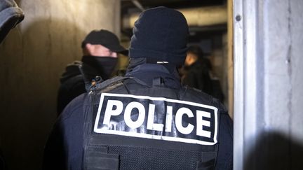 Un agent de police lors d'une opération anti-stupéfiants dans le quartier de la Fontaine d'Ouche, à Dijon, le 29 novembre 2023. (EMMA BUONCRISTIANI / MAXPPP)