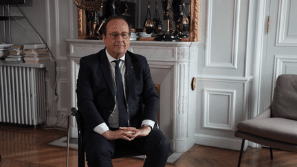 L'ancien président de la République François Hollande à l'occasion de son entretien pour le format "Passé, présent, futur", diffusé le 12 novembre 2023. (franceinfo, Xavier Deperthes)