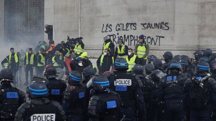 "Gilets jaunes" : Edouard Philippe se dit "choqué" que l'Arc de triomphe "ait été tagué" par des manifestants