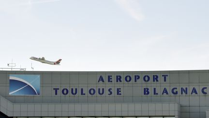 Excédés par l'attente, des passagers se sont énervés dans le hall de l'aéroport de Toulouse, obligeant la police à intervenir (PASCAL PAVANI / AFP)