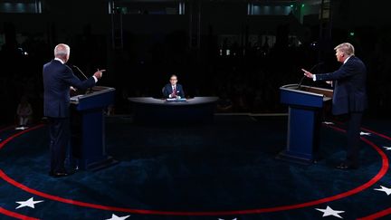 Joe Biden et Donald Trump s'opposent dans un débat cacophonique, qui laisse le&nbsp;journaliste Chris Wallace désemparé, le 29 septembre 2020, à Cleveland dans l'Ohio.&nbsp; (OLIVIER DOULIERY / AFP)