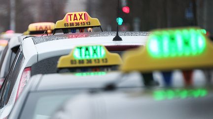 Des taxis &agrave; l'arr&ecirc;t &agrave; Strasbourg (Bas-Rhin), le 10 janvier 2013. (FREDERICK FLORIN / AFP)