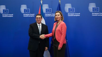 La cheffe de la diplomatie de l'Union européenne, Federica Mogherini, et le ministre cubain des Affaires étrangères, Bruno Rodriguez Parrilla, à Bruxelles (Belgique), le 12 décembre 2016. (ARIS OIKONOMOU / SOOC / AFP)