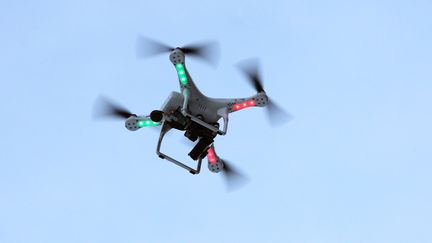 Un drone avec une cam&eacute;ra, en Allemagne, le 6 janvier 2015. (KARL-JOSEF HILDENBRAND / DPA / AFP)