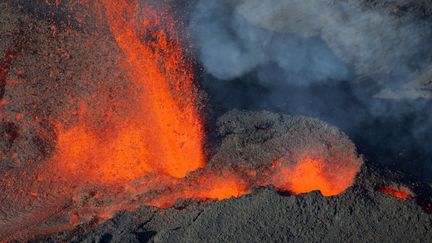 Une&nbsp; faille éruptive s'est ouverte "sur le flanc Sud-Sud-Est du cône terminal" du volcan du&nbsp;Piton de la Fournaise à la Réunion, le 31 janvier 2017 (RICHARD BOUHET / AFP)