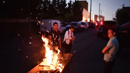 Des agriculteurs bloquent l'accès à une plateforme logistique du groupe laitier Lactalis à&nbsp;Saint-Florent-le-Vieil (Maine-et-Loire), le 29 août 2016. (JEAN-SEBASTIEN EVRARD / AFP)