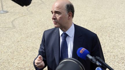 Le ministre de l'Economie, Pierre Moscovici, r&eacute;pond aux questions des journalistes &agrave; la sortie du Conseil des ministres, le 15 mai 2013, &agrave; Paris.&nbsp; (BERTRAND GUAY / AFP)