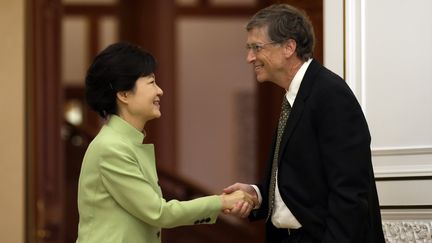 Le fondateur de Microsoft, Bill Gates, salue la pr&eacute;sidente de la Cor&eacute;e du Sud, Park Geun-hye, le 22 avril &agrave; S&eacute;oul. (LEE JIN-MAN / AFP)