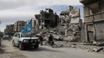 Un convoi humanitaire de l'ONU, 15 mars 2018, à Douma, en Syrie. (HAMZA AL-AJWEH / AFP)