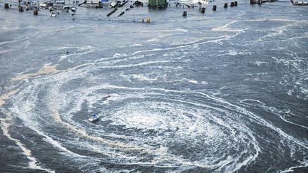 Tourbillon marin provoqu&eacute; par le tremblement de terre au large d'Oarai (Japon), le 11 mars 2011. (KYODO / REUTERS)