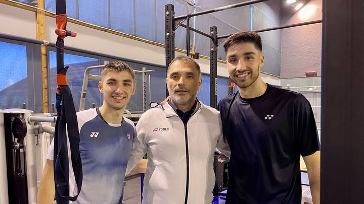 Christo et "Tomi" Popov, entourant leur père et entraîneur Toma, lors d'un passage à l'Insep, pour un rassemblement de l'équipe de France, le 6 décembre 2023. (APOLLINE MERLE / FRANCEINFO SPORT)