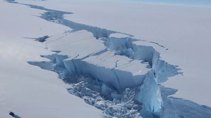 L'iceberg Larsen C se décroche de l'Antarctique, en février 2017. (STRINGER / BRITISH ANTARCTIC SURVEY / AFP)