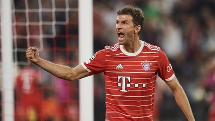 Le Bavarois Thomas Müller célébrant le premier but de son équipe contre le FC Barcelone à l'Allianz Arena, le 13 septembre 2022, en phase de groupes de Ligue des champions. (JOSE BRETON / AFP)