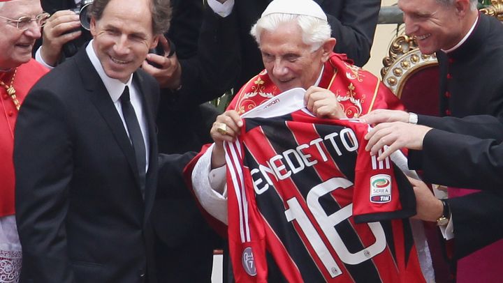 Beno&icirc;t XVI pose avec un maillot du Milan AC aux c&ocirc;t&eacute;s de l'ancien d&eacute;fenseur du club, Franco Baresi (&agrave; gauche), le 2 juin 2012 &agrave; Milan (Italie).&nbsp; (VITTORIO ZUNINO CELOTTO / GETTY IMAGES EUROPE)