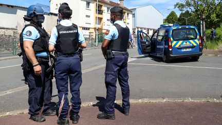 Des gendarmes en faction au Lardin-Saint-Lazare (Dordogne), le 30 mai 2021. (DIARMID COURREGES / AFP)