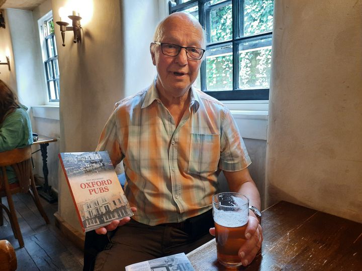 Dave Richardson, auteur d'un guide sur l'histoire des pubs d'Oxford. (RICHARD PLACE / RADIOFRANCE)