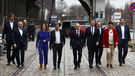 Les leaders socialistes, écologistes et libéraux marchent côte à côte dans les rues de Berlin (Allemagne), après la signature d'un accord de coalition, le 24 novembre 2021. (ABDULHAMID HOSBAS / ANADOLU AGENCY)