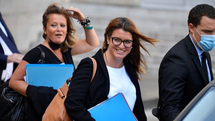 Les ministres Marlène Schiappa et Olivia Grégoire à la sortie du premier conseil des ministres de la rentrée, le 25 août 2022. (ALAIN JOCARD / AFP)