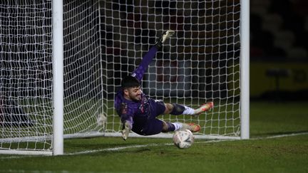 Le gardien Tom King tente d'arrêter un but à&nbsp;Newport (Royaume-Uni), le 10 janvier 2021. (NICK POTTS / POOL / AFP)