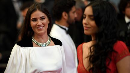 L'actrice Ophélie Bau&nbsp;regarde sa partenaire&nbsp;Hafsia Herzi. Après la projection de Mektoub My Love : Intermezzo,&nbsp;elle s'ecclipsera et n'assistera pas&nbsp;à la conférence de presse du lendemain. L'un des moments forts du festival. (LOIC VENANCE / AFP)