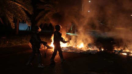 Des gendarmes interviennent sur un barrage dans un quartier du Gosier (Guadeloupe), le 20 novembre 2021. (MAXPPP)