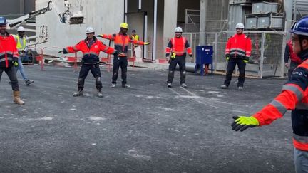 Échauffement du matin sur le chantier olympique. (FABRICE RIGOBERT / RADIO FRANCE)