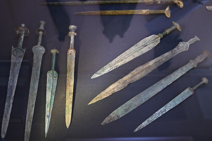 Objets antiques&nbsp;de la collection saisie par la police ukrainienne, présentés&nbsp;en conférence de presse à Kiev, au Musée de l'Histoire de l'Ukraine (24 juin 2022) (GENYA SAVILOV / AFP)