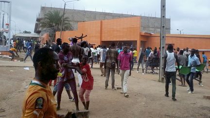 Des manifestants devant une agence de la compagnie d'électricité en Côte d'Ivoire, à Bouaké, le 22 juillet 2016. (AFP)