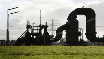 Les tuyaux appartenant à une installation d'extraction de gaz près de Garelsweerd, dans la province de Groningue (Pays-Bas), le 23 novembre 2021. (JOHN THYS / AFP)