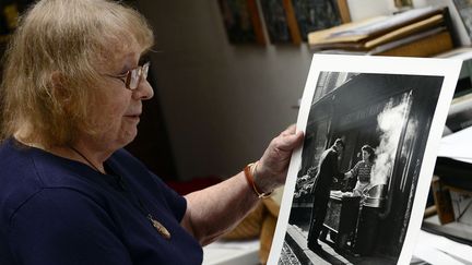 Sabine Weiss regarde un de ses tirages dans son atelier parisien (11 novembre 2014)
 (Miguel Medina / AFP )