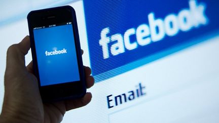 Le r&eacute;seau social Facebook dispose d&eacute;j&agrave; d'une application pour smartphones. (KAREN BLEIER / AFP)