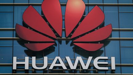 L'enseigne Huawei sur un building à Dongguan (Chine). (NICOLAS ASFOURI / AFP)