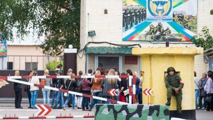 Les femmes et épouses de soldats disparus comptaient manifester jeudi 28 août 2014 après avoir appris que les funérailles de deux parachutistes avaient eu lieu secrètement dans le nord de la Russie.  (AFP PHOTO / DMITRY SEREBRYAKOV)