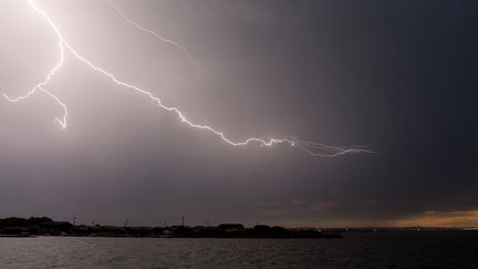 Un éclair dans le ciel du bassin d'Arcachon (Gironde), le 28 août 2018. (NICOLAS TUCAT / AFP)