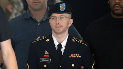 Bradley Manning quitte le tribunal militaire de Fort Meade dans le Maryland (Etats-Unis) apr&egrave;s le verdict de son proc&egrave;s, le 30 juillet 2013. (SAUL LOEB / AFP)