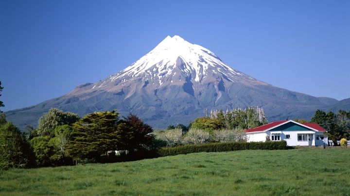 Le Mont Taranaki (Nouvelle-Z&eacute;lande) a &eacute;t&eacute; choisi pour servir de d&eacute;cors au Dernier Samoura&iuml;, pour sa ressemblance avec le&nbsp;Mont Fuji au Japon. (EURASIA PRESS / PHOTONONSTOP / AFP)