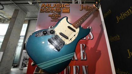 La&nbsp;Mustang Fender&nbsp;de 1969 de Kurt Cobain, à Beverly Hills, le 11 avril 2022. (ROBYN BECK / AFP)