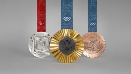 Les médailles d'or (olympique), d'argent (paralympique) et de bronze (olympique) qui seront remises aux athlètes lors des Jeux de Paris 2024. (© Paris 2024)