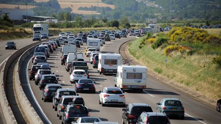 Des automobilistes patientent dans les bouchons, le 6 juillet 2013, pr&egrave;s de Valence (Dr&ocirc;me). (JEAN-PIERRE CLATOT / AFP)