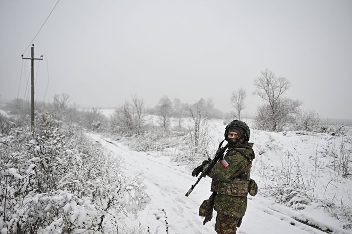 Un soldat russe en patrouille dans la région de Koursk (Russie), le 14 novembre 2024. (SERGEY BOBYLEV / SPUTNIK / SIPA)