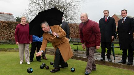 Ou encore au boulingrin, une sorte de p&eacute;tanque que seuls les sujets de sa Majest&eacute; pratiquent. (REX / SIPA)