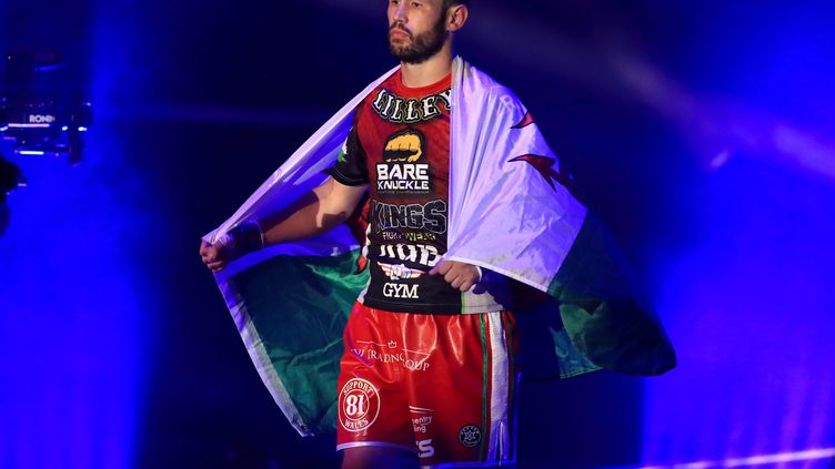 Boxe : James Lilley, spécialiste des combats à mains nues, publie son premier recueil de poèmes et casse les idées reçues