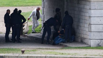 Des CRS démantèlent un campement de migrants, le 5 décembre 2017 à Calais (Pas-de-Calais). (MAXPPP)