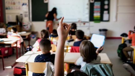 Des élèves d'une école élémentaire à Lyon,&nbsp;en septembre 2021. (JEFF PACHOUD / AFP)