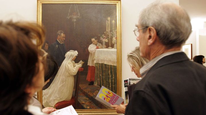 Des spectateurs contemplent "La Premi&egrave;re Communion", de Pablo Picasso, lors d'une exposition au mus&eacute;e Picasso, le 27 septembre 2005. Le peintre espagnol avait 15 ans lorsqu'il a compos&eacute; cette &oelig;uvre. (CHRISTOPHE ENA / AP / SIPA / AP)